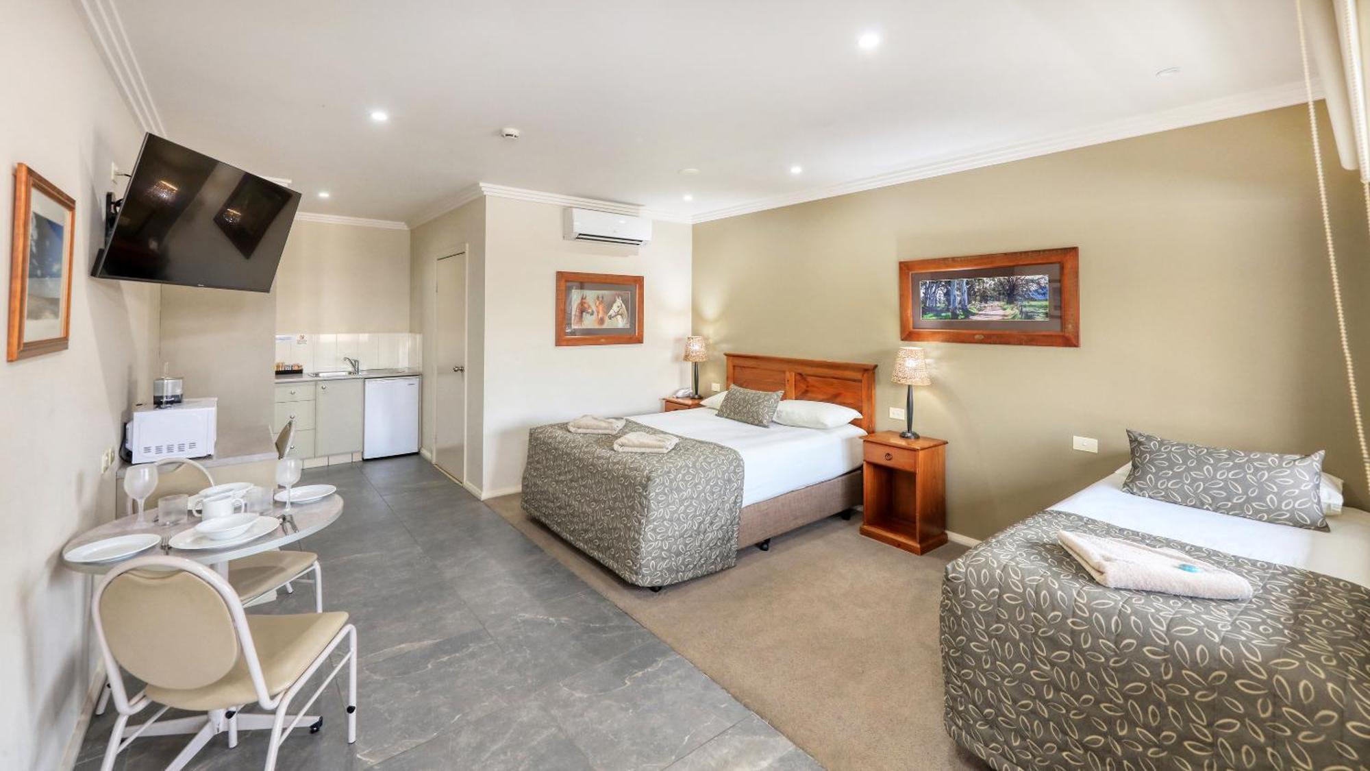 The Saltbush Motor Inn Hay Εξωτερικό φωτογραφία