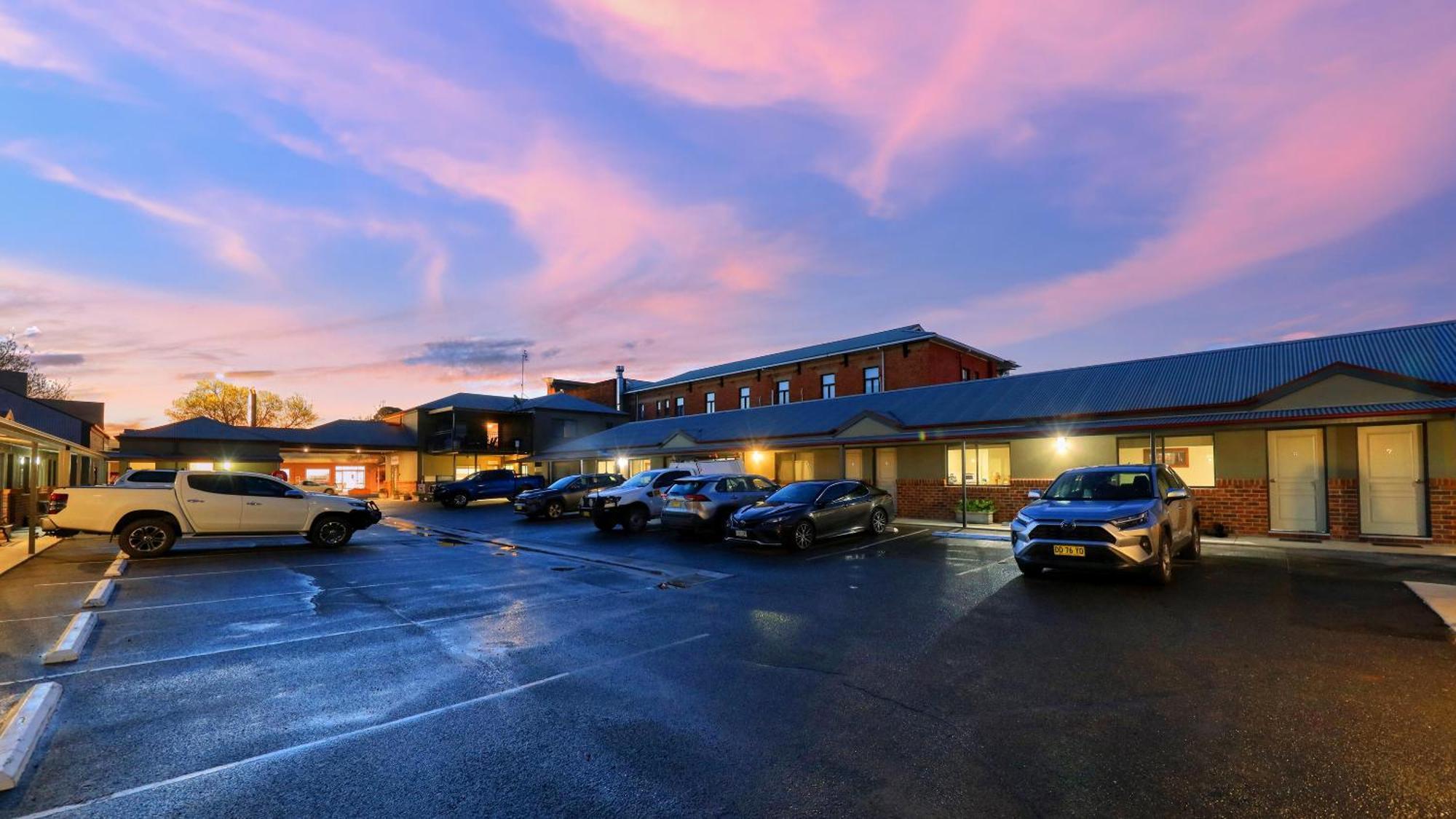 The Saltbush Motor Inn Hay Εξωτερικό φωτογραφία