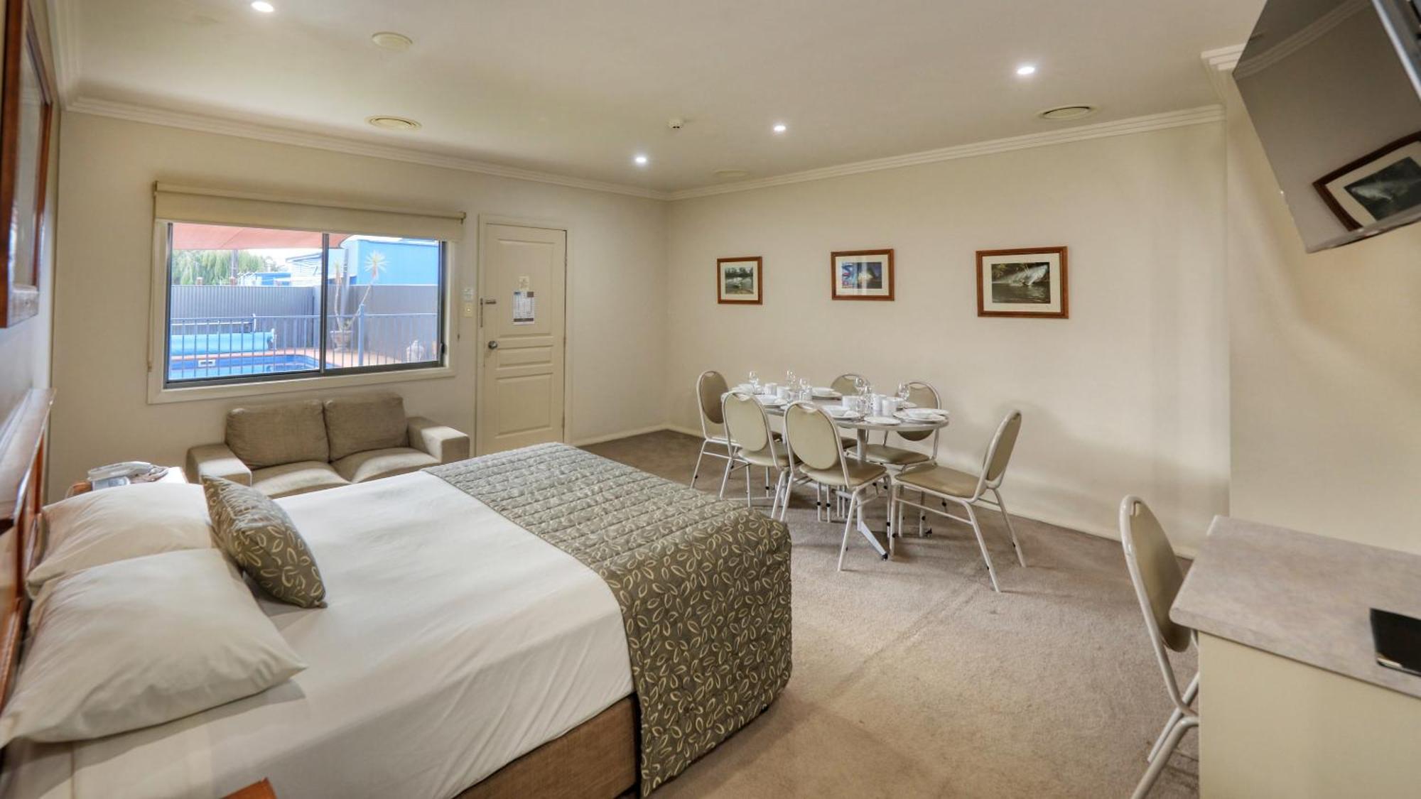 The Saltbush Motor Inn Hay Εξωτερικό φωτογραφία